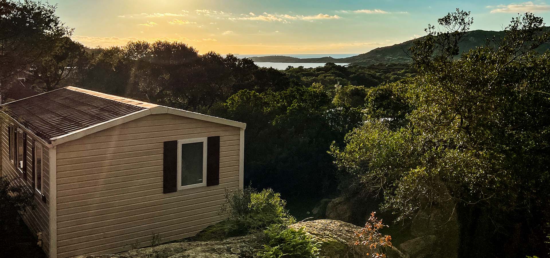 Camping Kevano bungalow 2 chambres generale contre jour