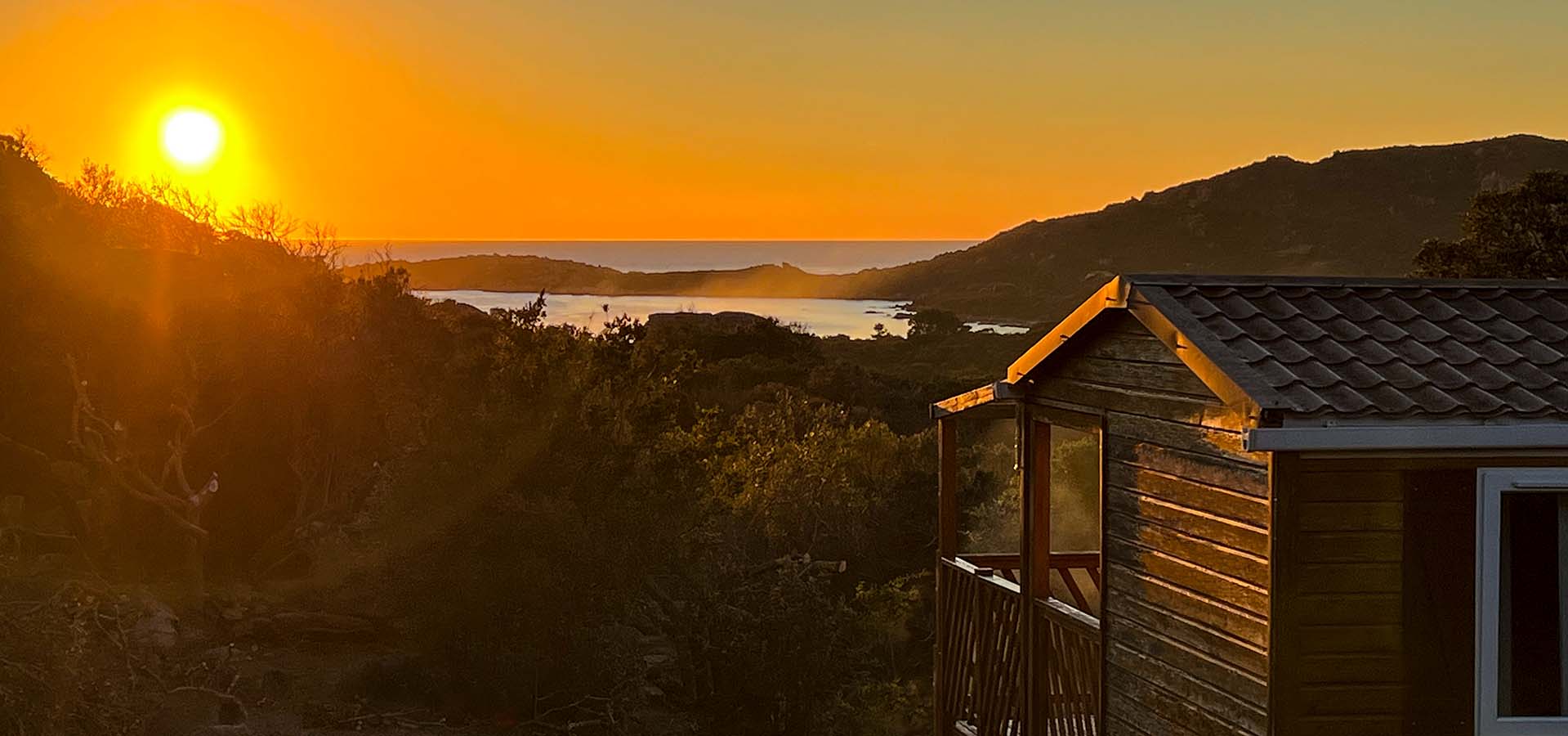 Camping Kevano bungalow vue mer coucher de soleil