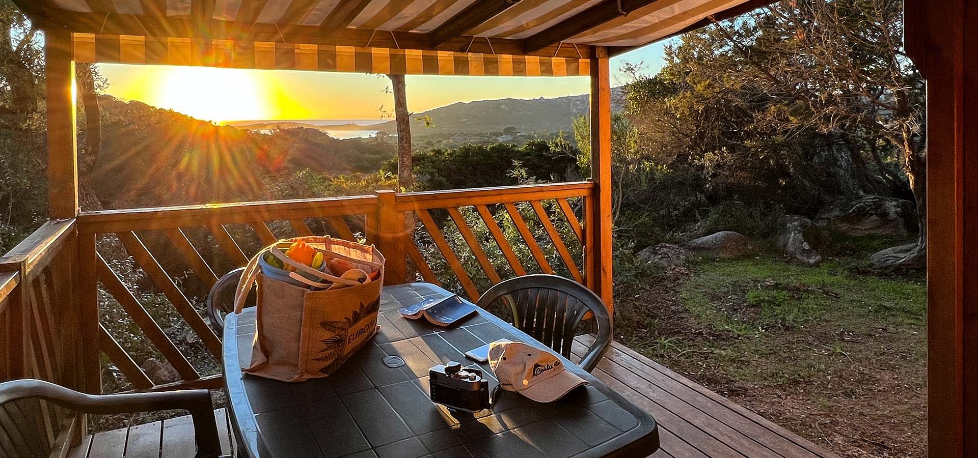 Camping Kevano bungalow vue mer table