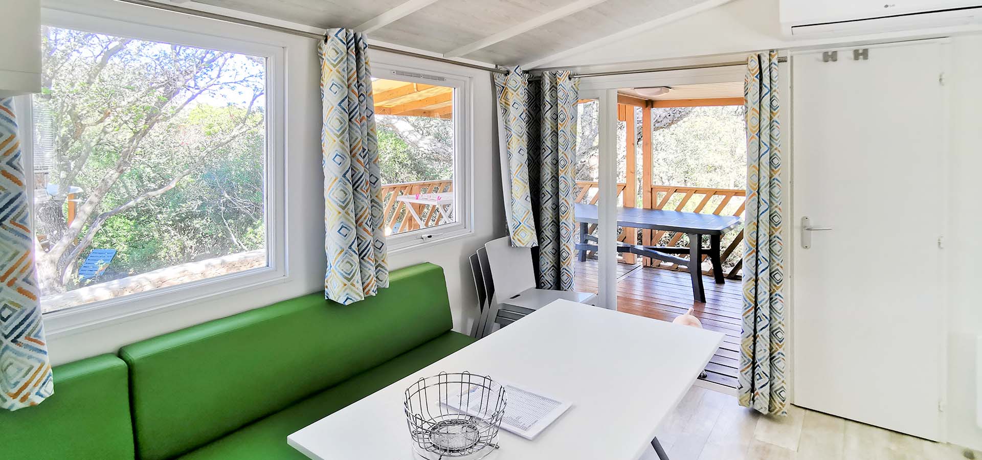 Camping kevano bungalow Boisrame banquette table terrasse