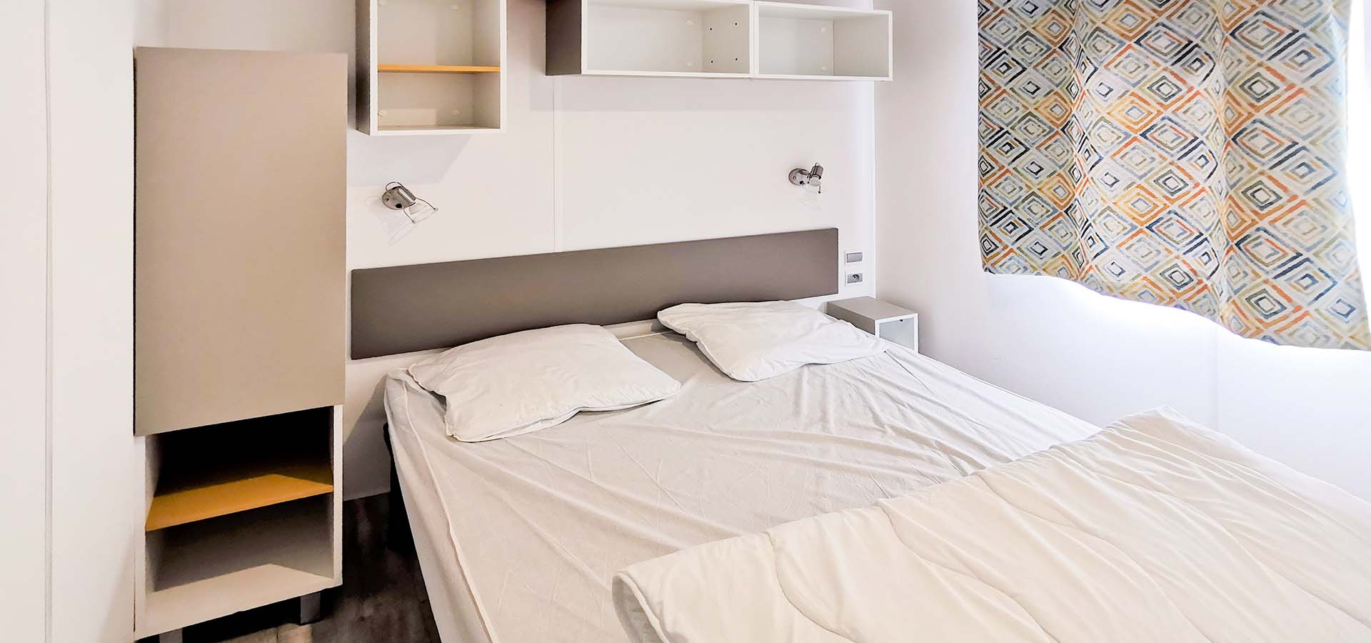 Camping kevano bungalow Boisrame chambre principale