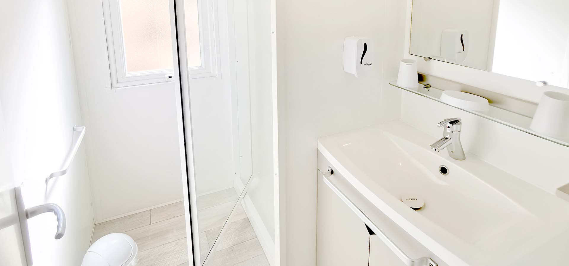Camping kevano bungalow Boisrame salle de bain