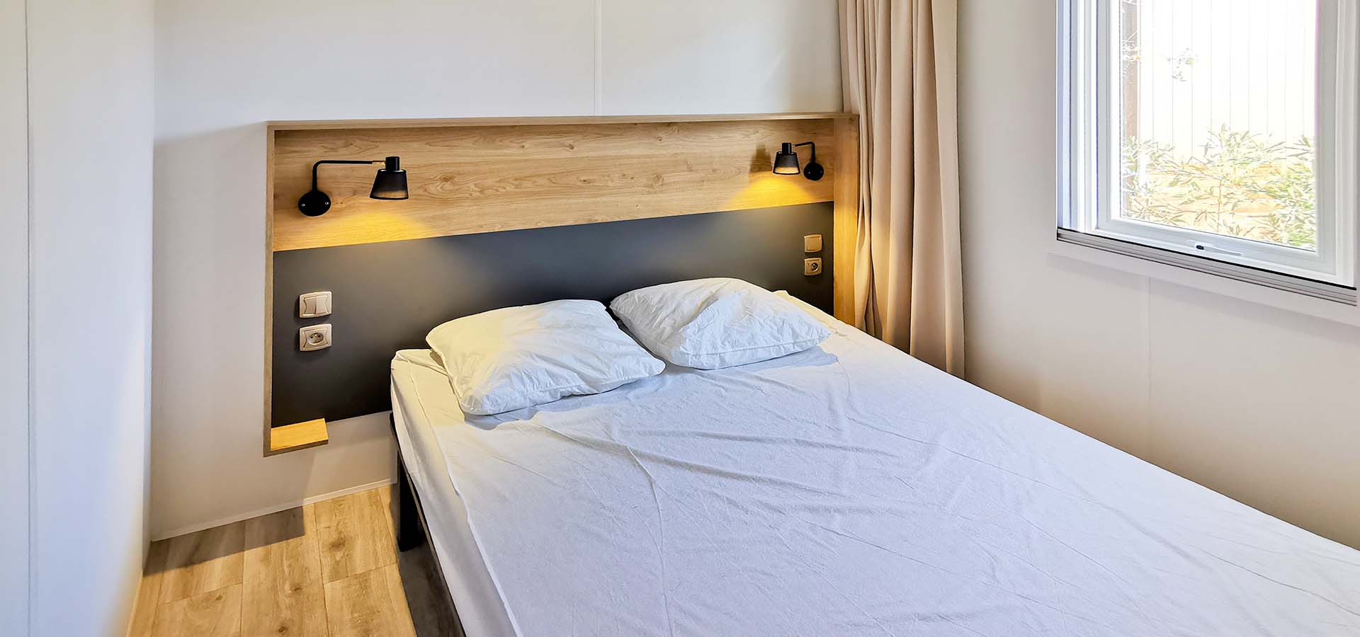 Camping kevano bungalow Bruyere chambre principale