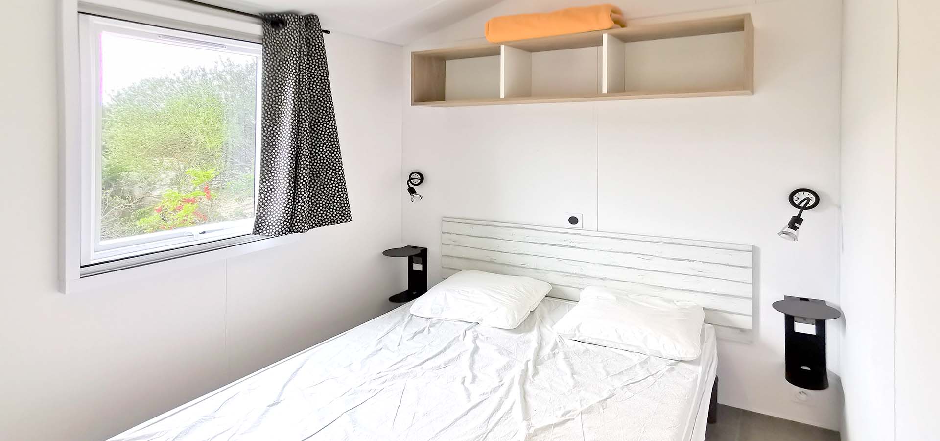 Camping kevano bungalow coria chambre principale