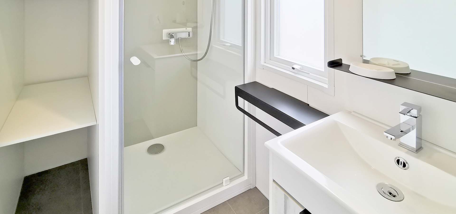 Camping kevano bungalow coria salle de bain