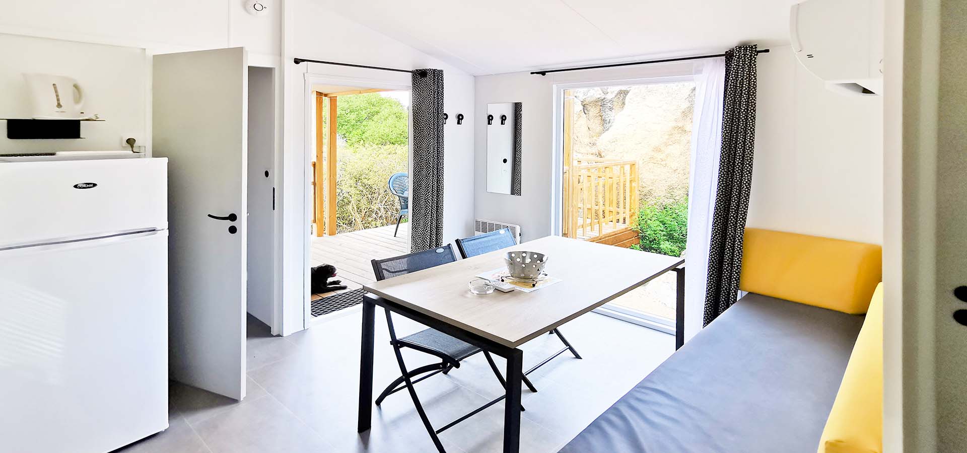 Camping kevano bungalow coria salon cuisine terrasse