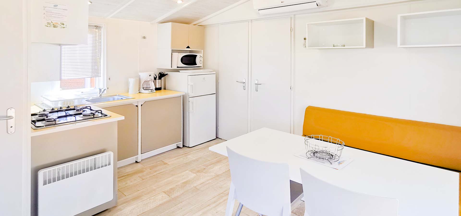 Camping kevano bungalow myrte cuisine salon