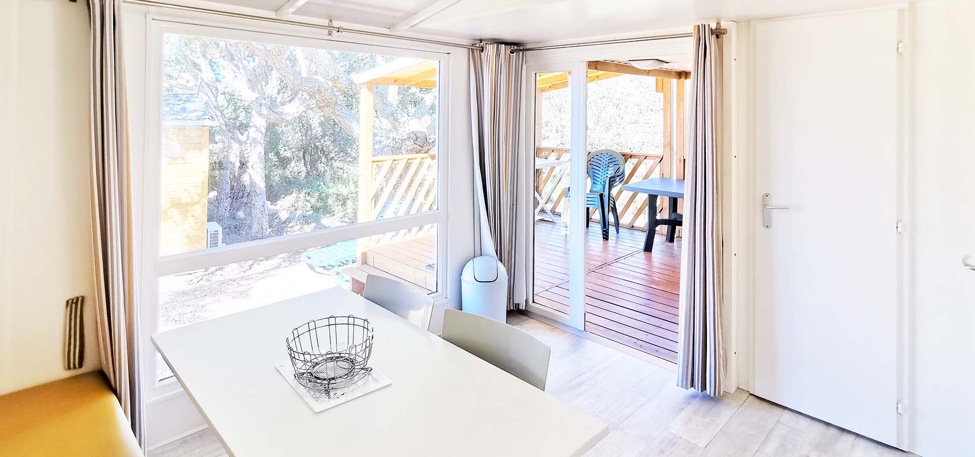 Camping kevano bungalow myrte salon terrasse