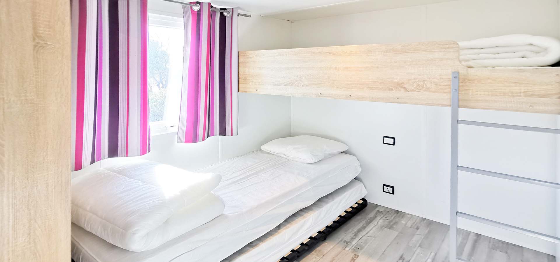 Camping kevano bungalow orchis chambre enfants