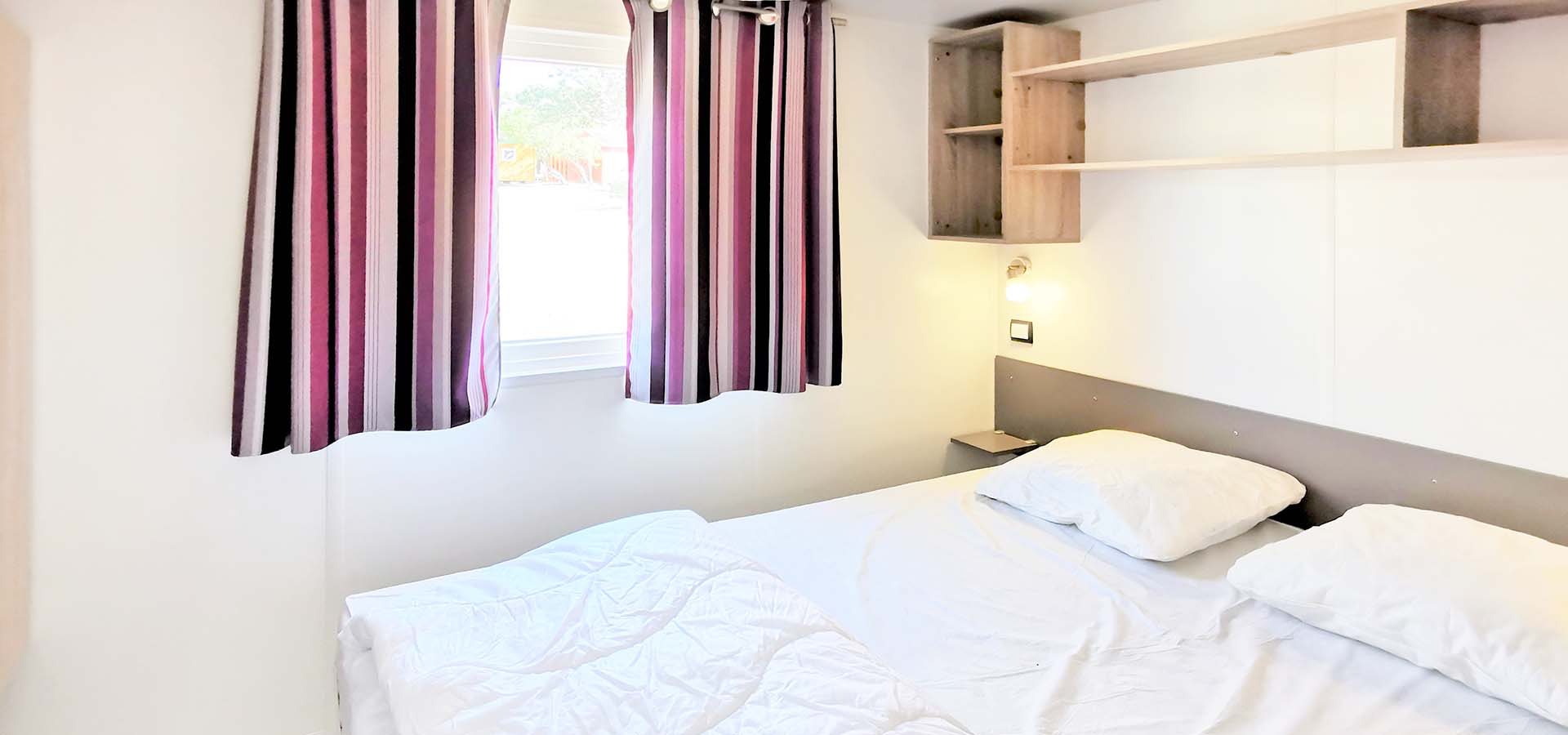 Camping kevano bungalow orchis chambre principale