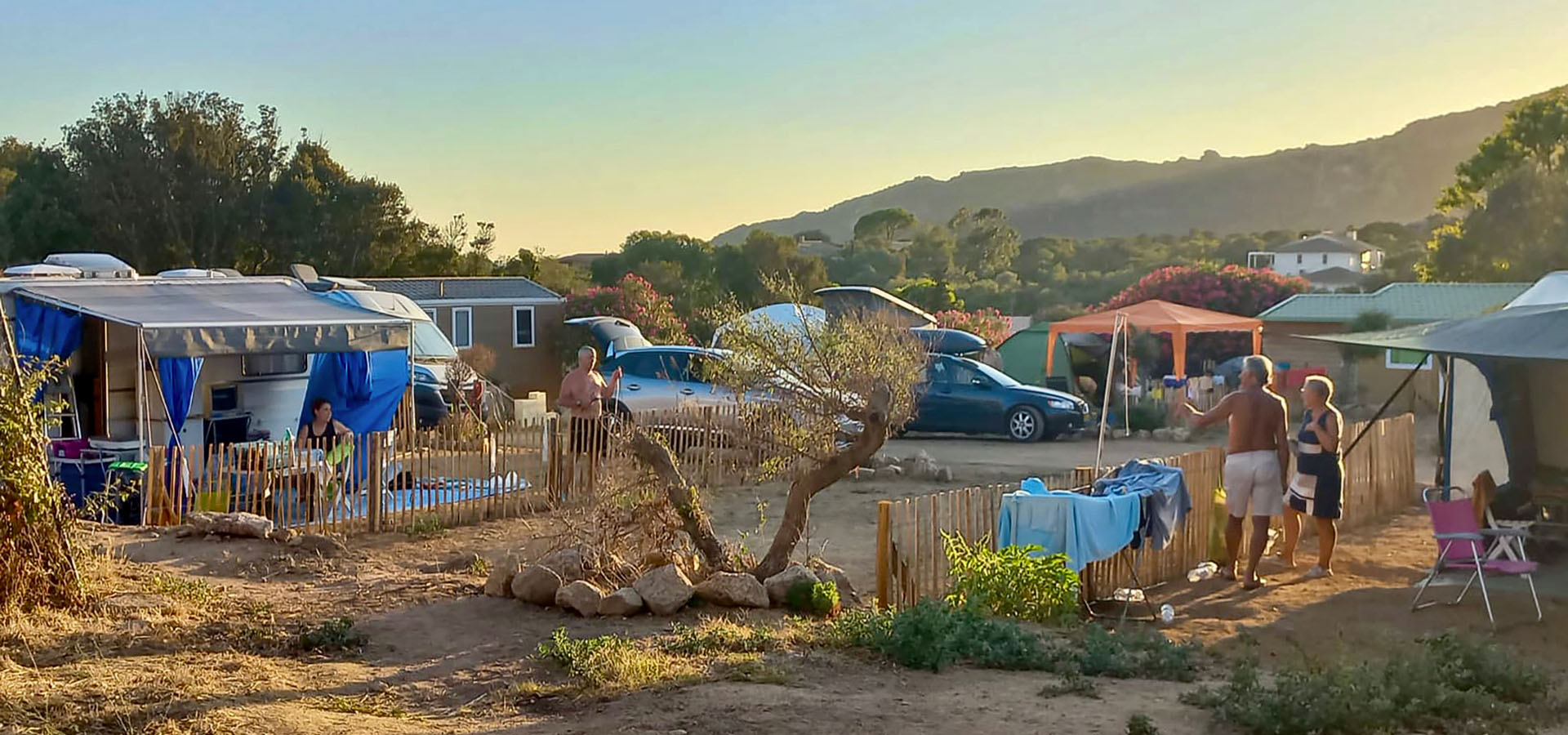 Camping kevano emplacements caravane coucher soleil