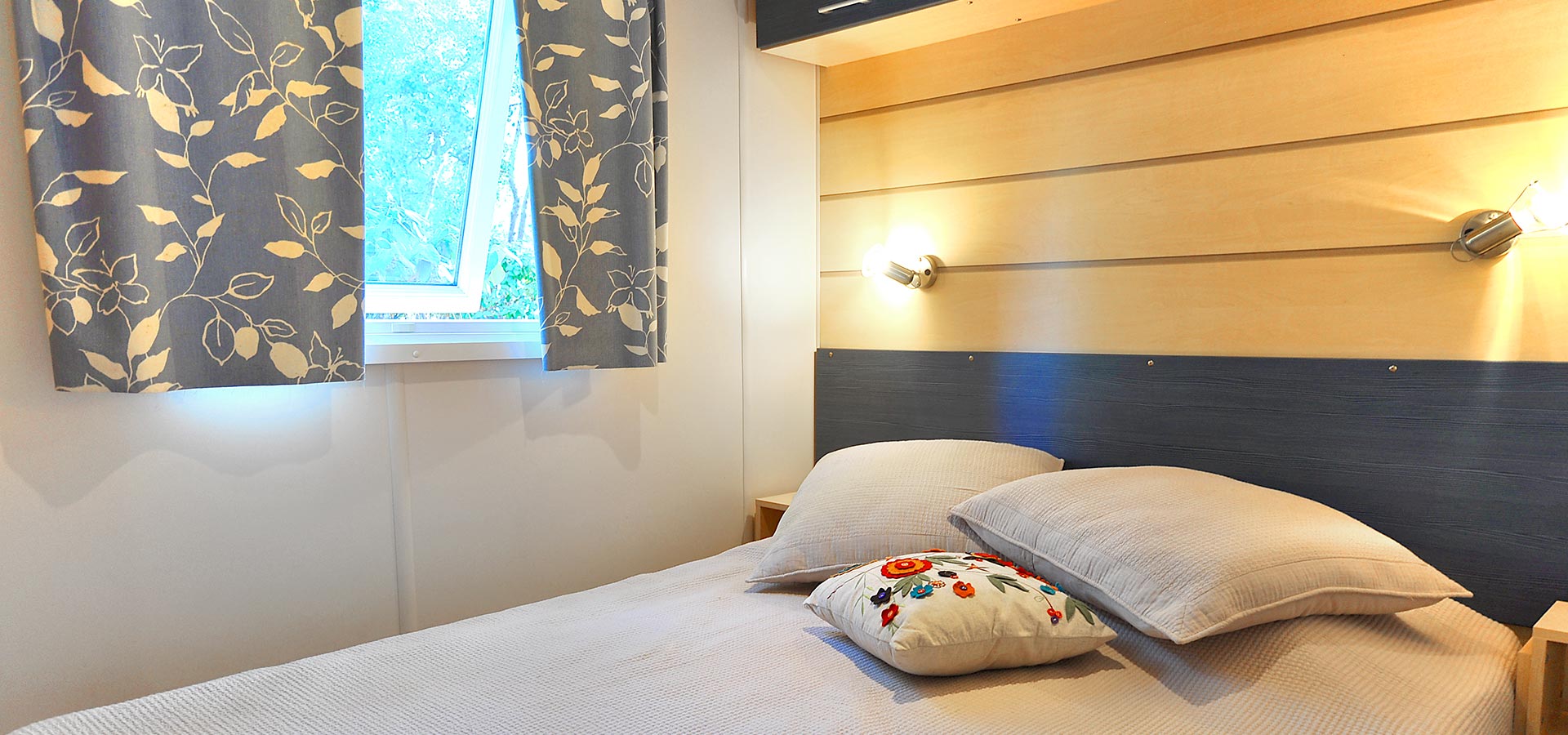 Camping san damiano bungalow astria chambre principale