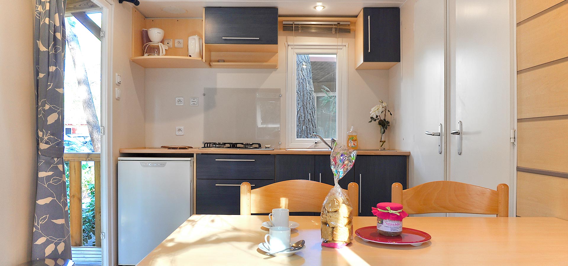 Camping san damiano bungalow astria cuisine table