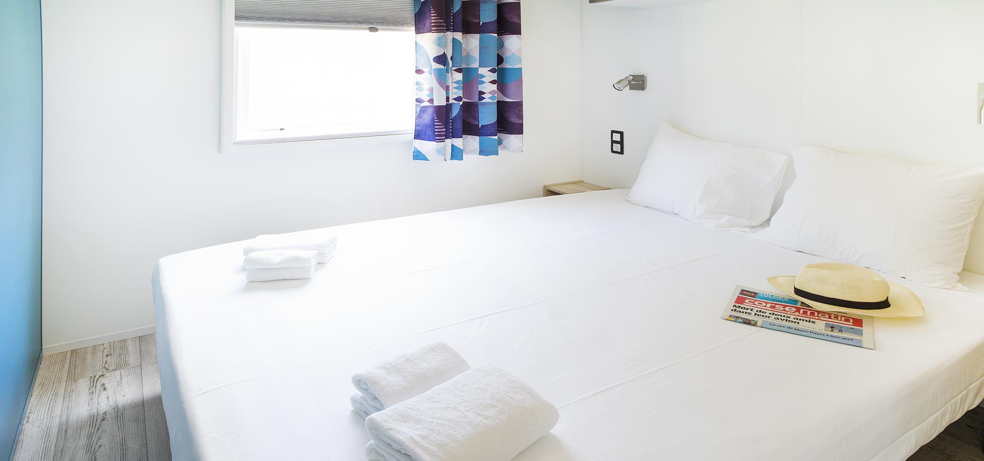 Camping san damiano bungalow luxe Capraia vue mer chambre principale
