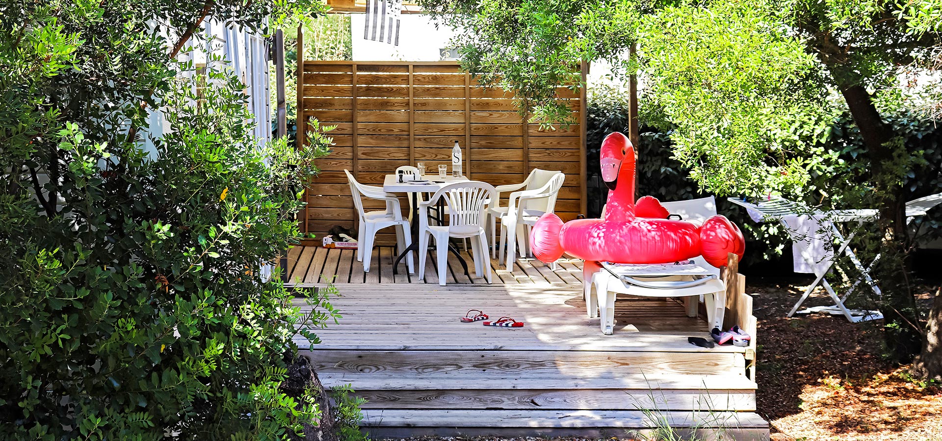 Camping san damiano bungalow Declik 3 chambres terrasse transat bouee flamand rose geante