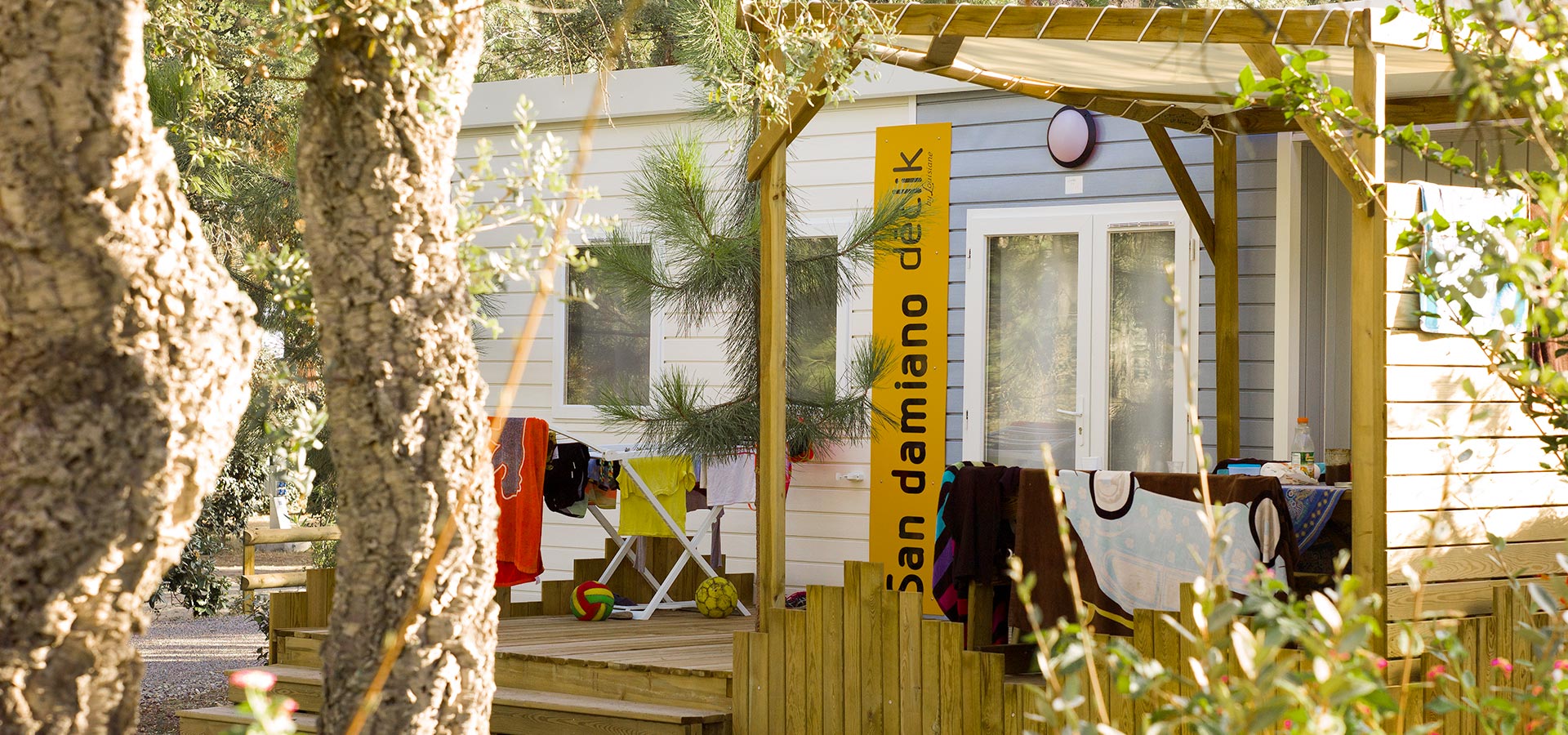 Camping san damiano bungalow Declik terrasse exterieur fleur