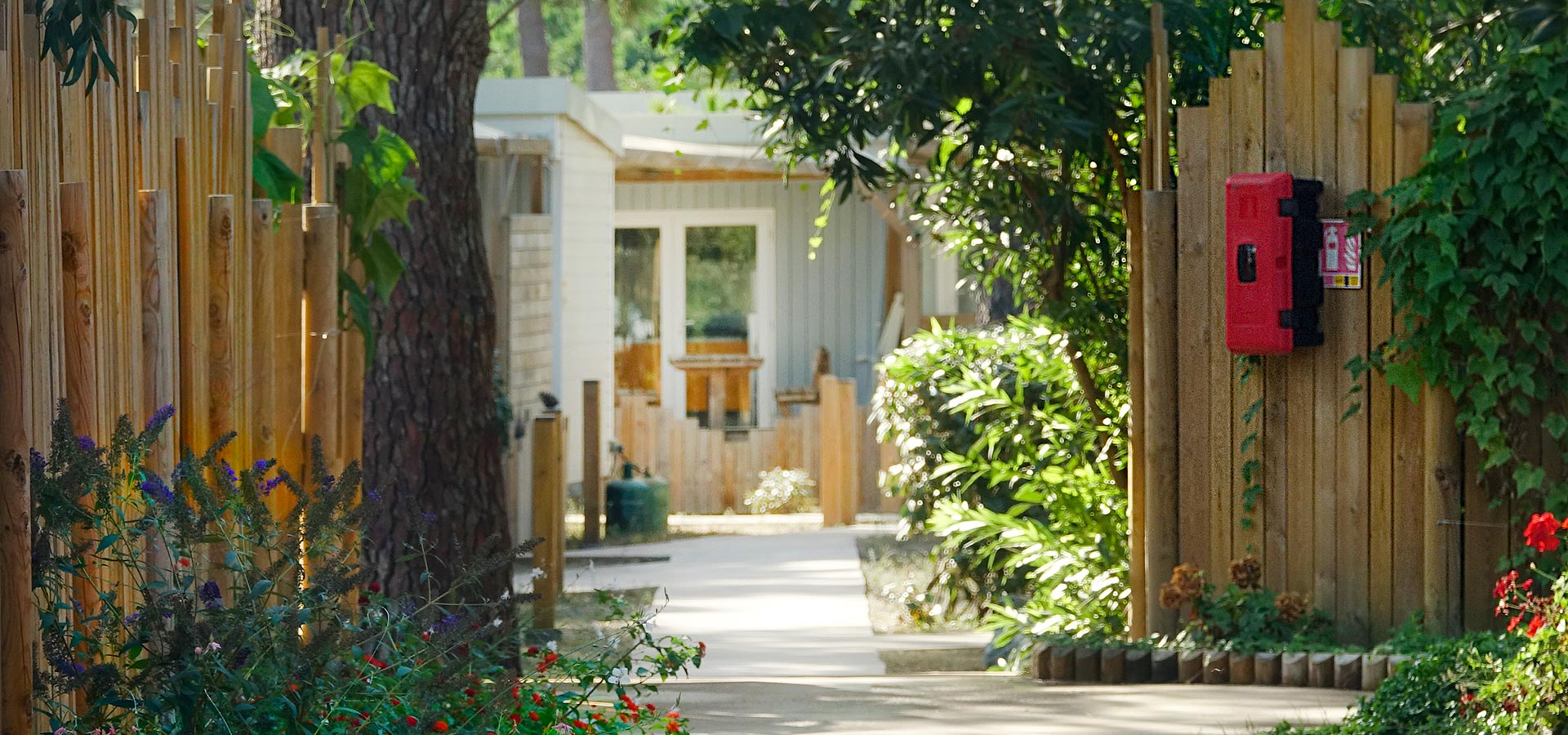 Camping san damiano bungalow Declik vue ensemble jardin allee