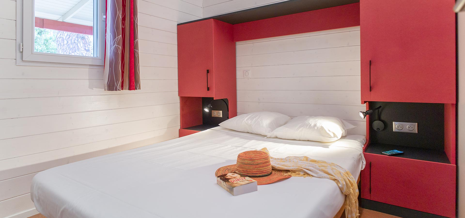 Camping san damiano bungalow detente chambre principale