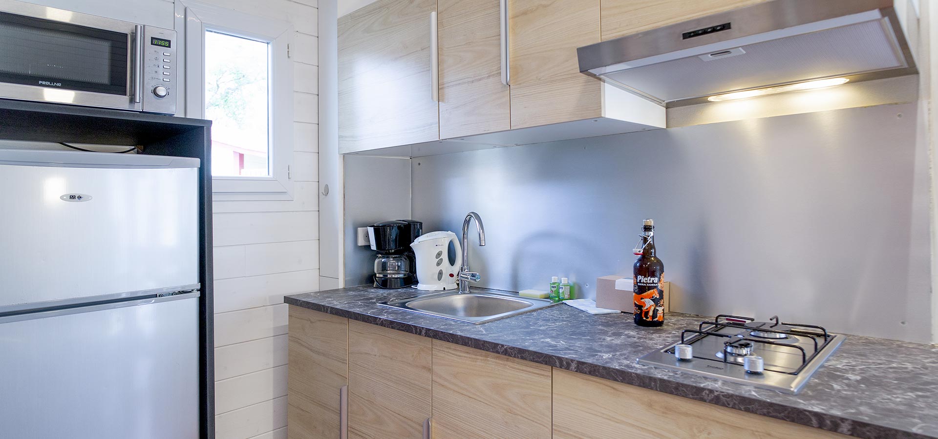 Camping san damiano bungalow detente cuisine plan travail refrigerateur micro onde plaque cuisson hotte evier cafetiere