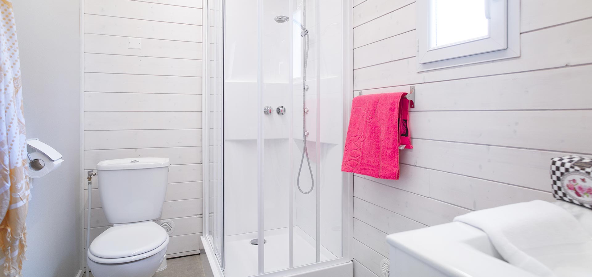 Camping san damiano bungalow detente salle de bain toilette douche lavabo