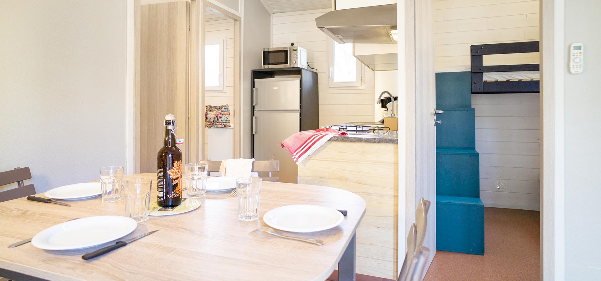 Camping san damiano bungalow detente table cuisine seconde chambre