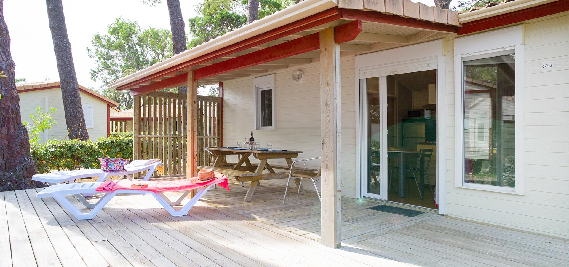 Camping san damiano bungalow detente terrasse transat table façade