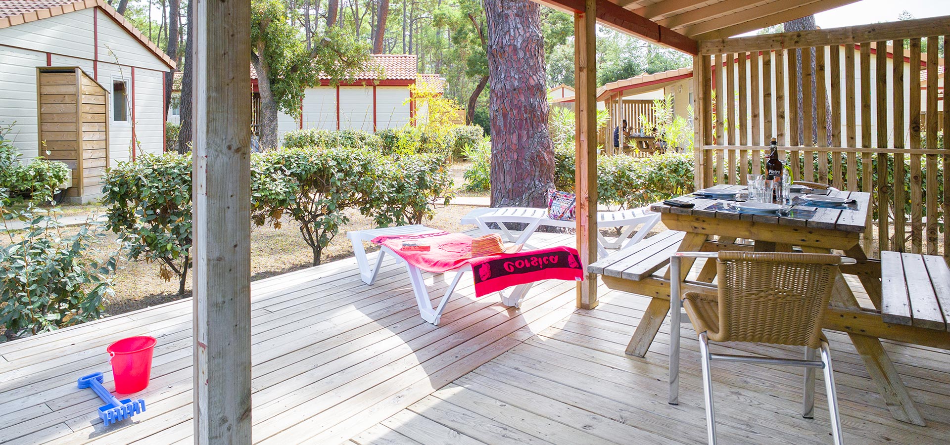 Camping san damiano bungalow detente terrasse transat table jardin