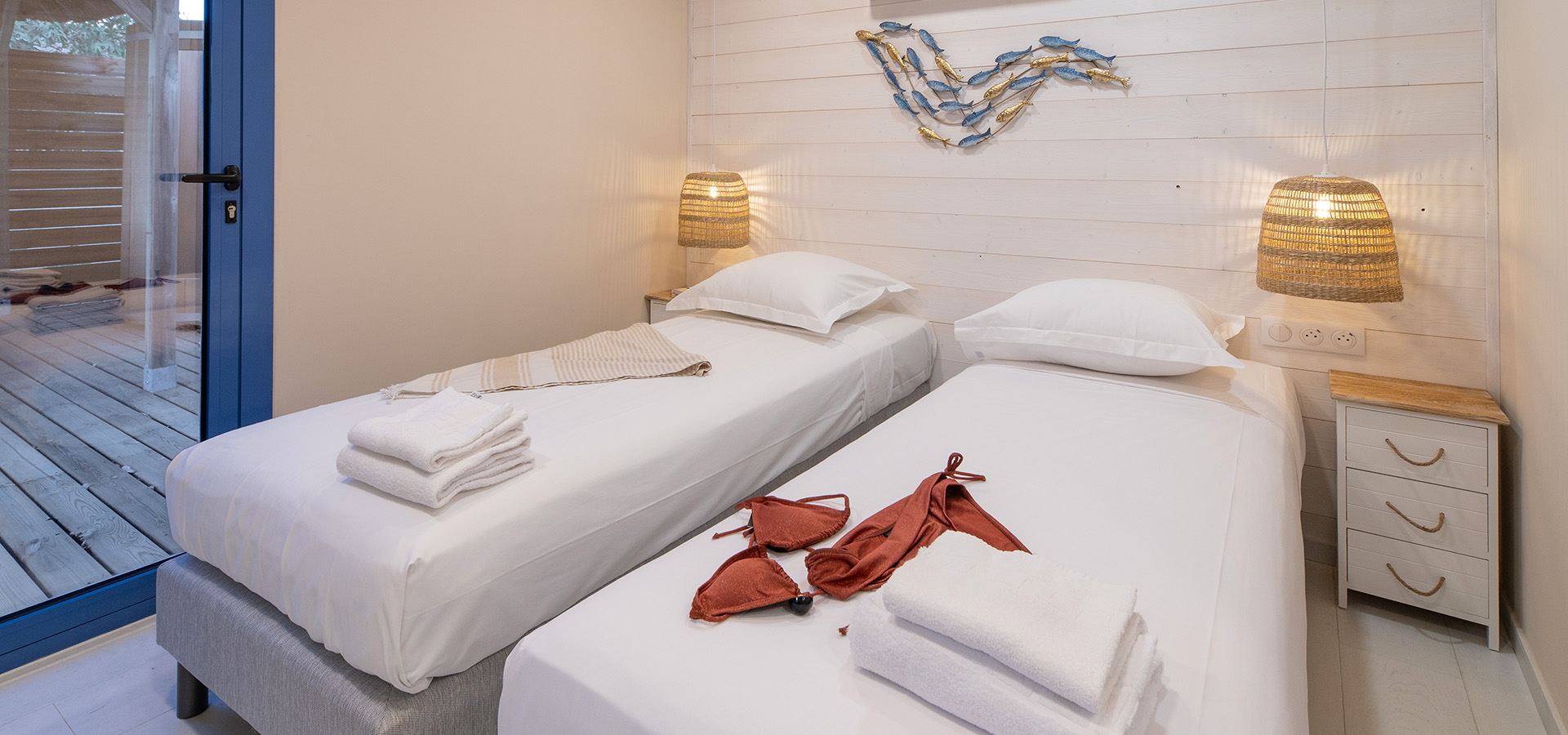 Camping san damiano bungalow elba chambre enfants porte terrasse