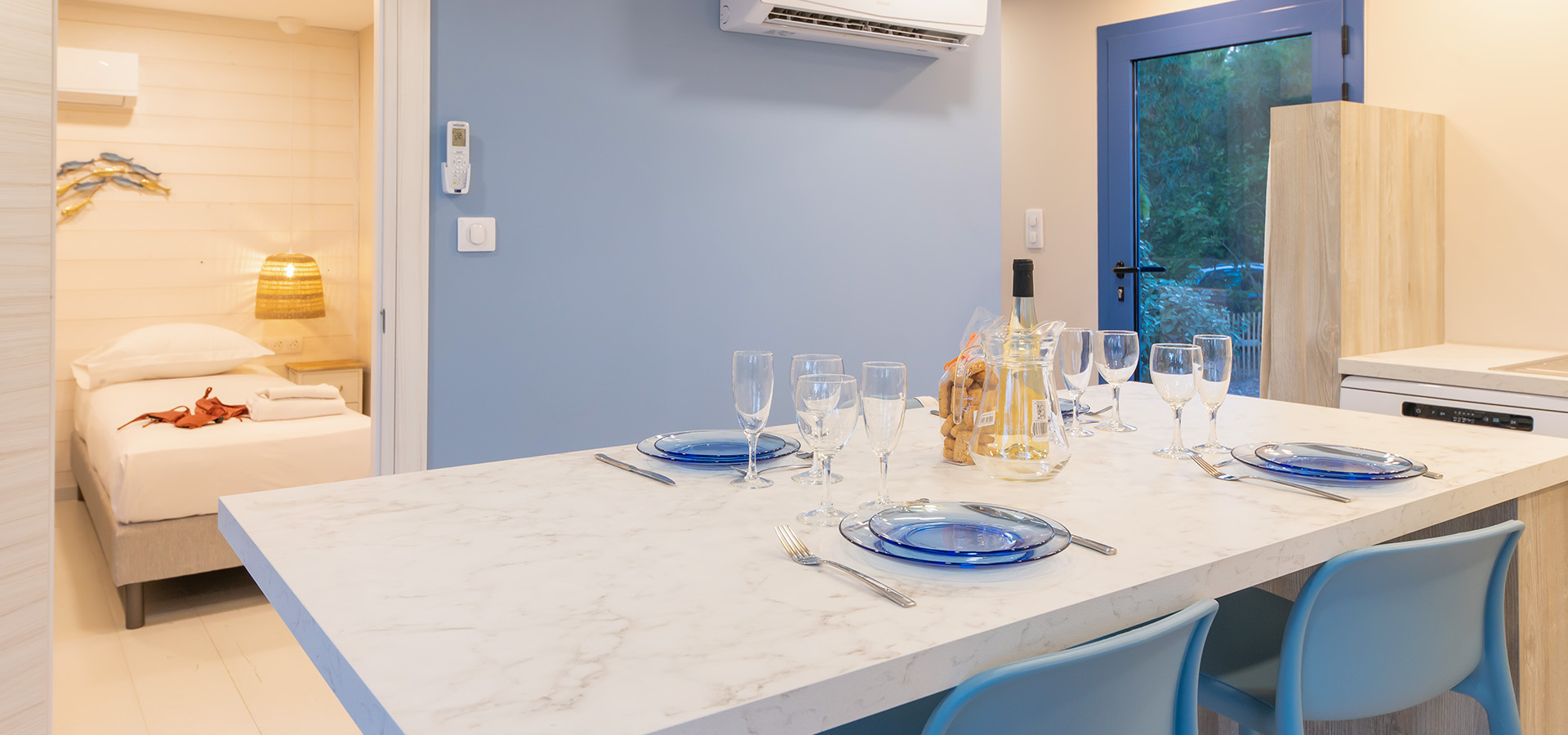 Camping san damiano bungalow elba cuisine table a manger chambre