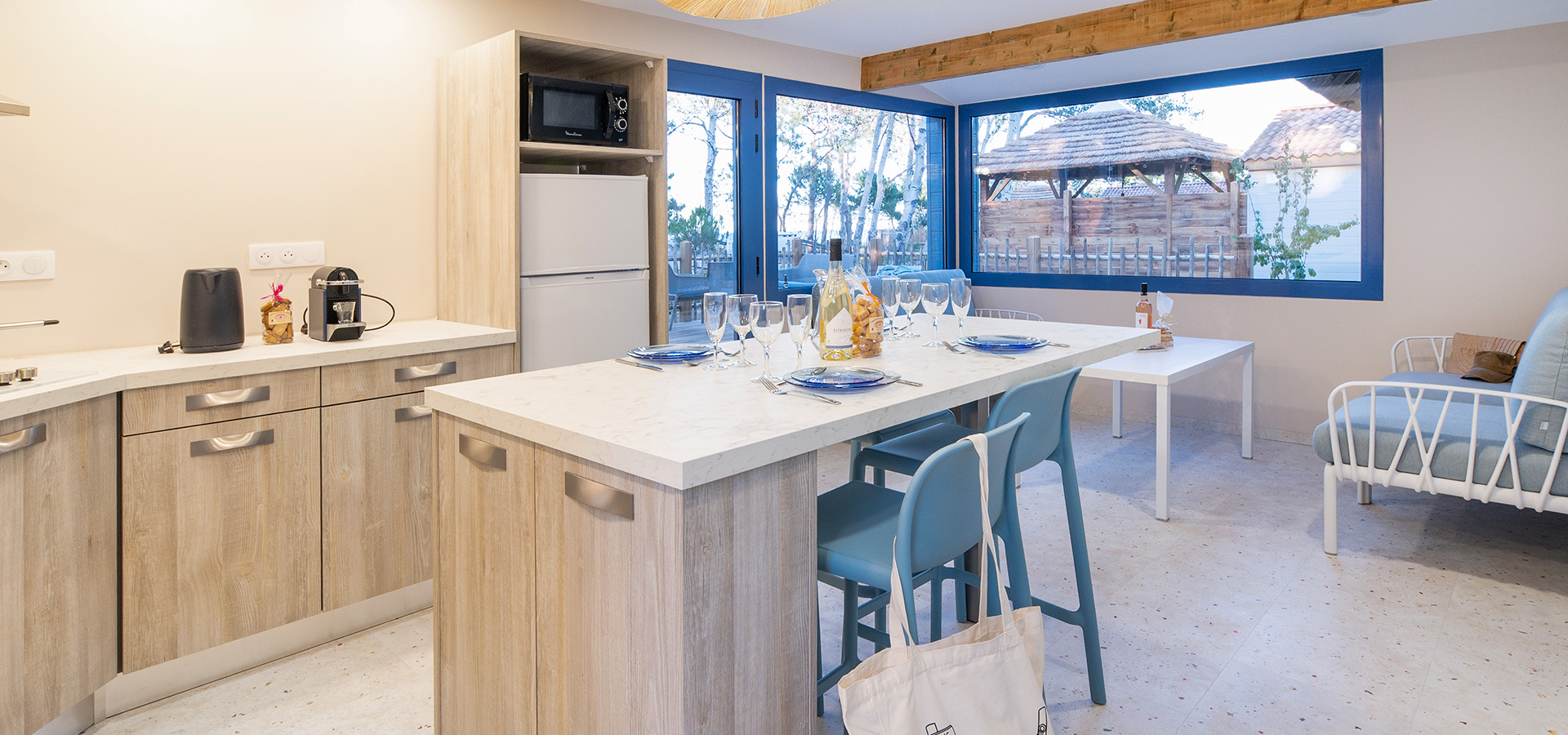 Camping san damiano bungalow elba terrasse cuisine table a manger salon