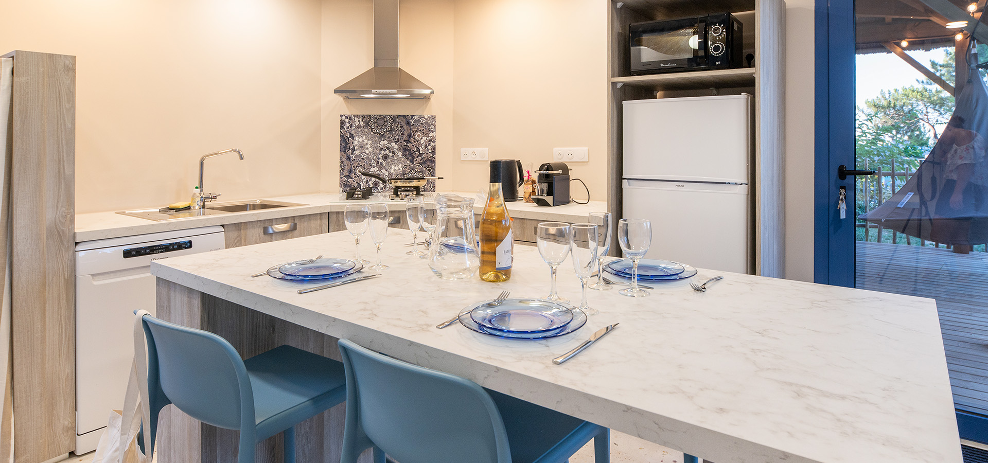 Camping san damiano bungalow elba terrasse cuisine table a manger