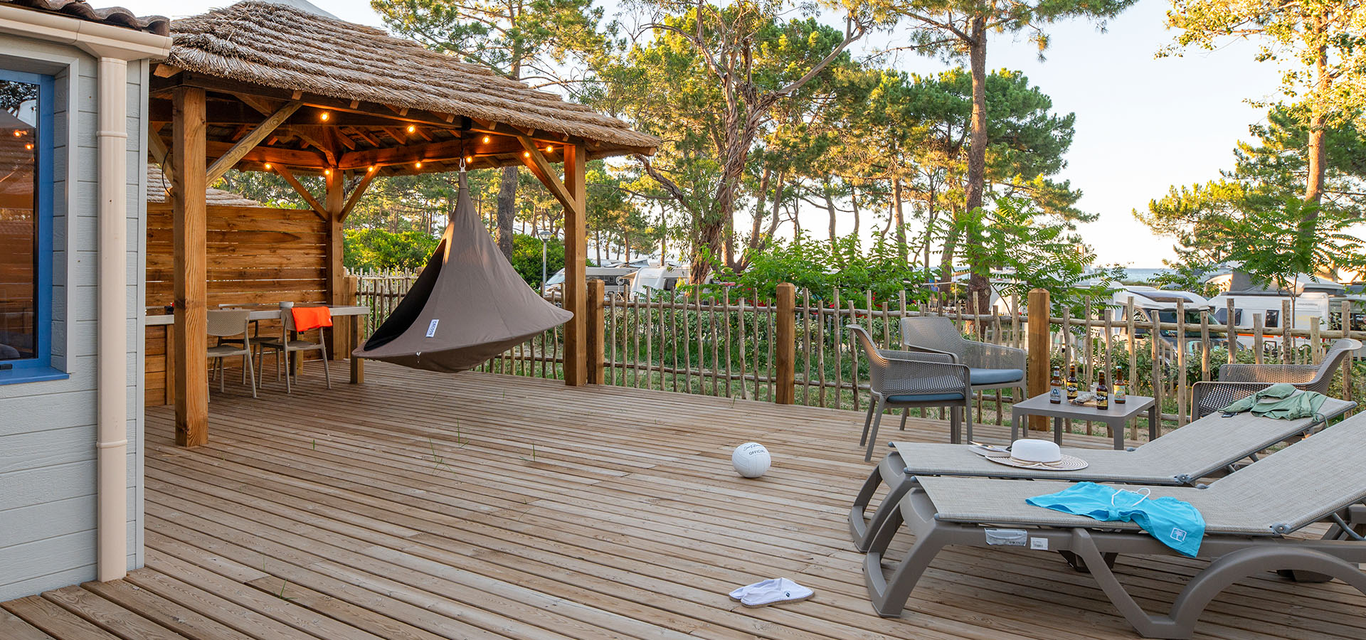 Camping san damiano bungalow elba terrasse transat table a manger