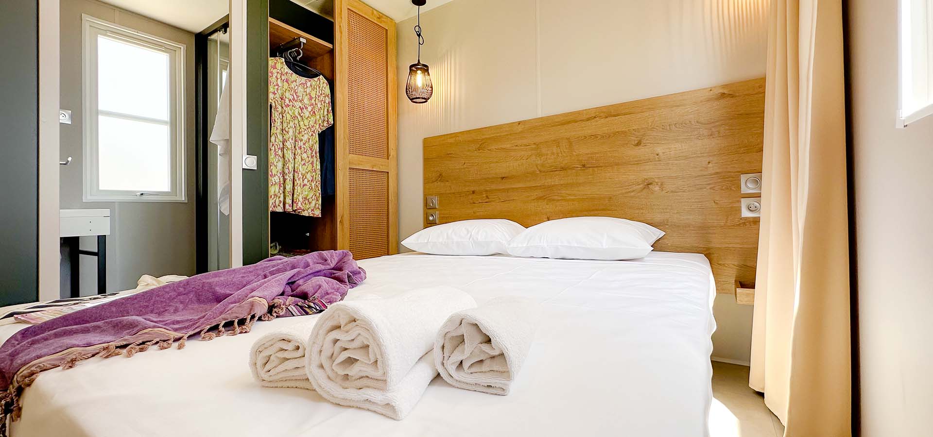 Camping san damiano bungalow Ultra lusso chambre principale salle de bain rangement