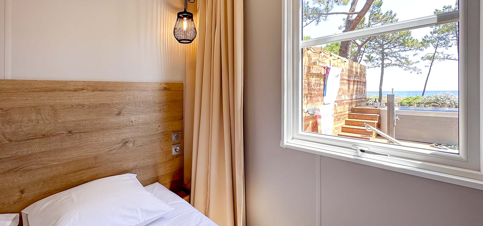 Camping san damiano bungalow Ultra lusso chambre principale vue mer