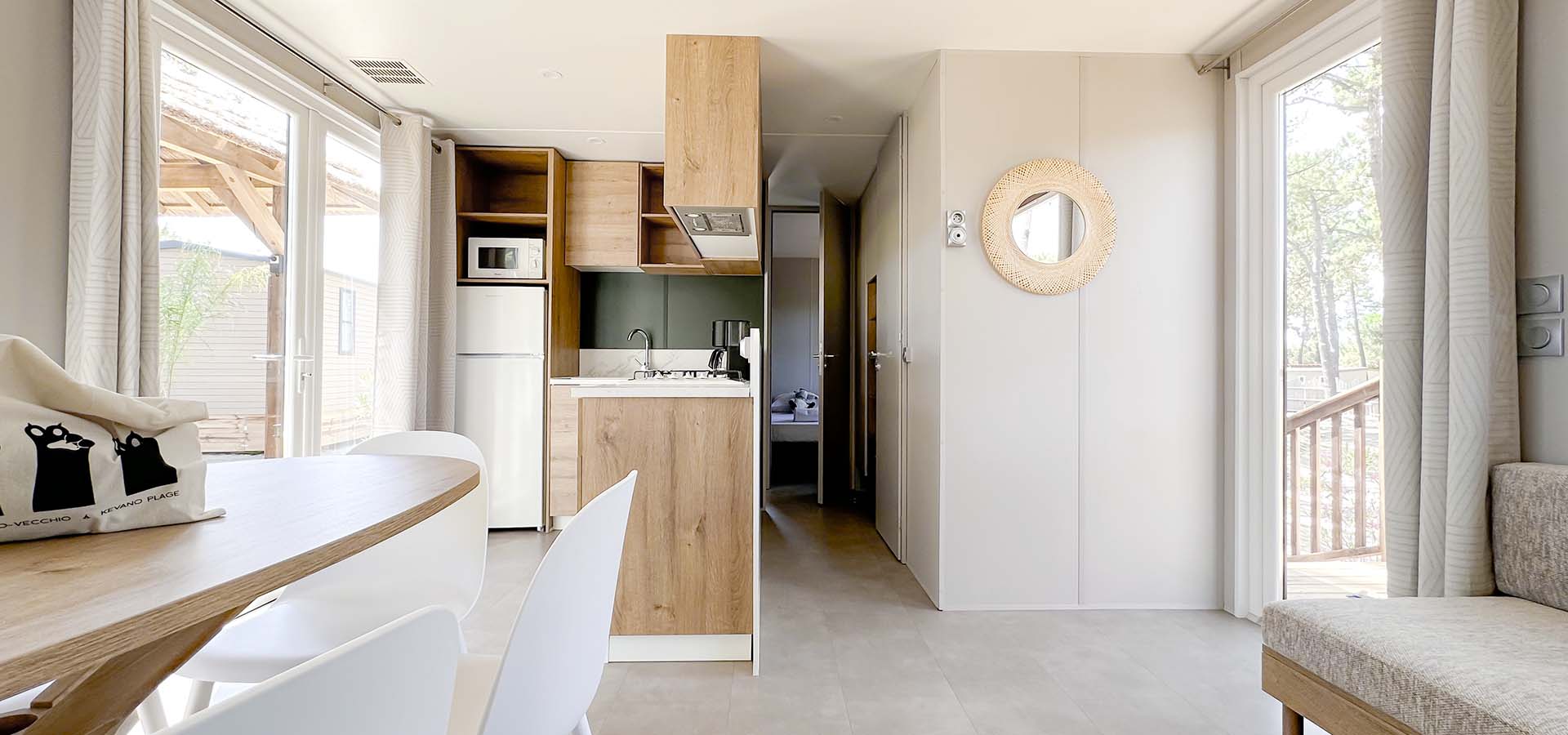 Camping san damiano bungalow Ultra lusso salon cuisine chambre