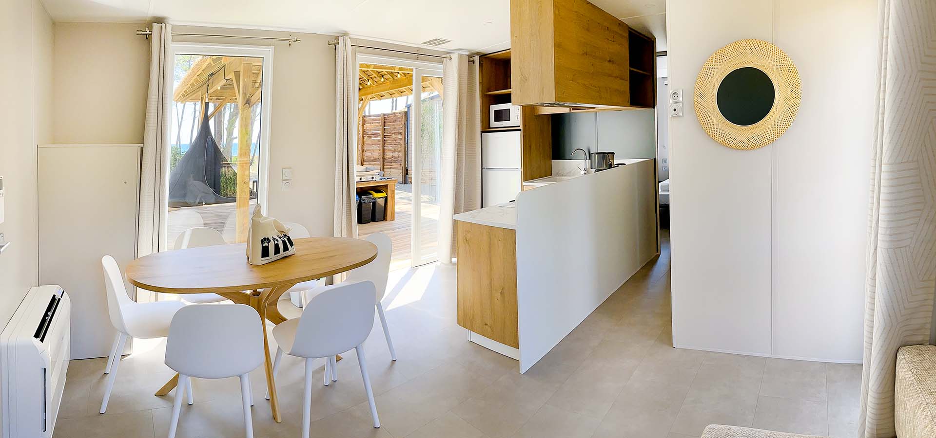 Camping san damiano bungalow Ultra lusso salon cuisine terrasse