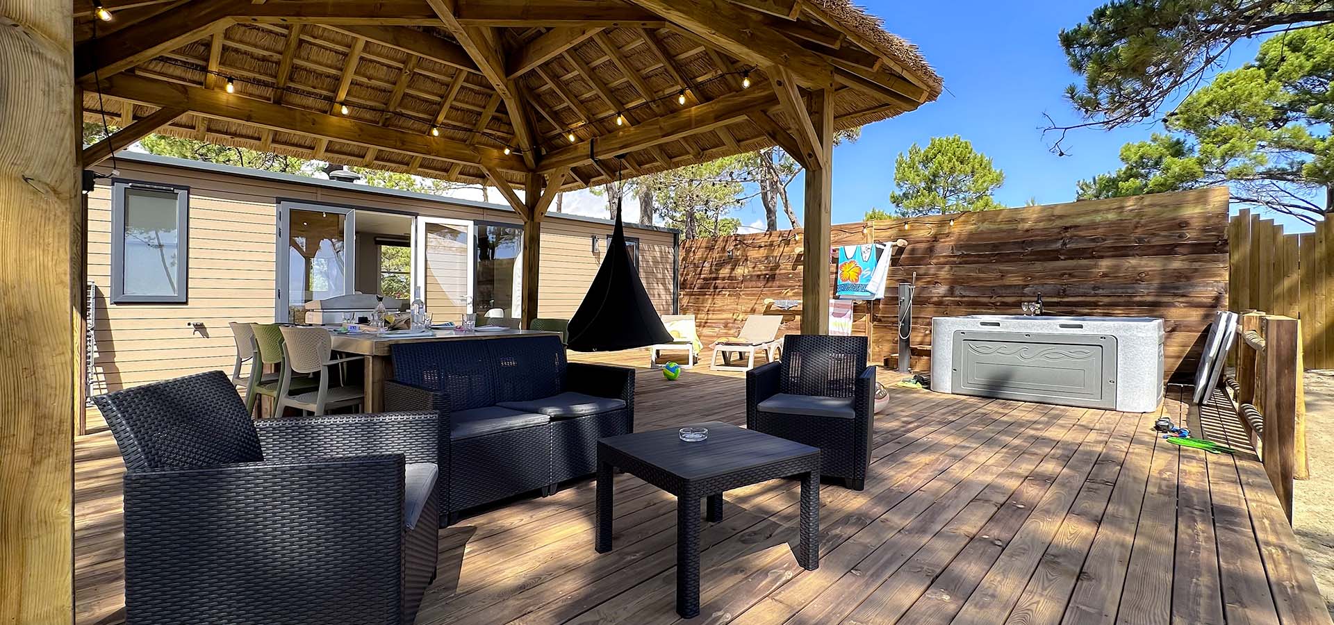 Camping san damiano bungalow Ultra lusso salon jardin terrasse table spa