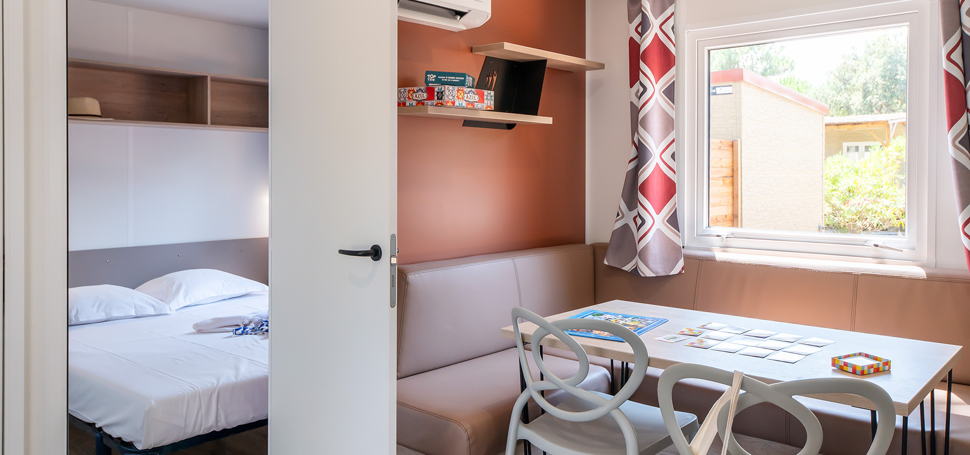 Camping san damiano bungalow pianosa banquette chambre