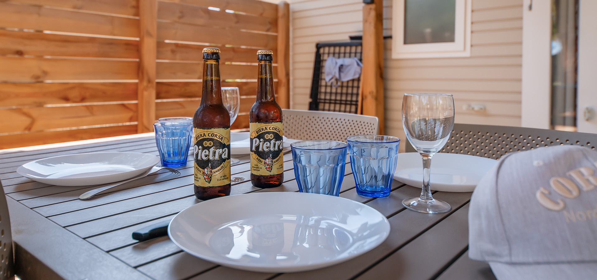 Camping san damiano bungalow pianosa terrasse table aperitif