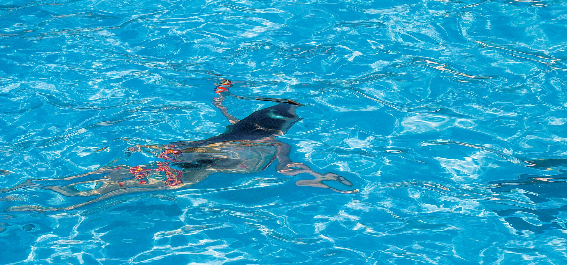 Camping san damiano piscine fille nage sous eau turquoise