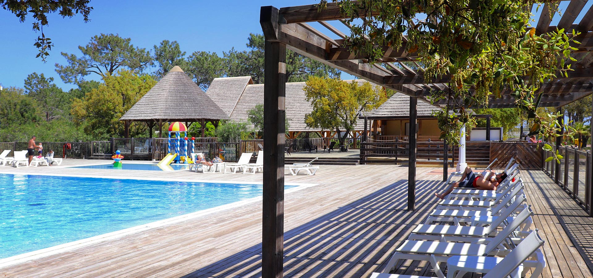 Camping san damiano piscine pergolas ombre lecture farniente