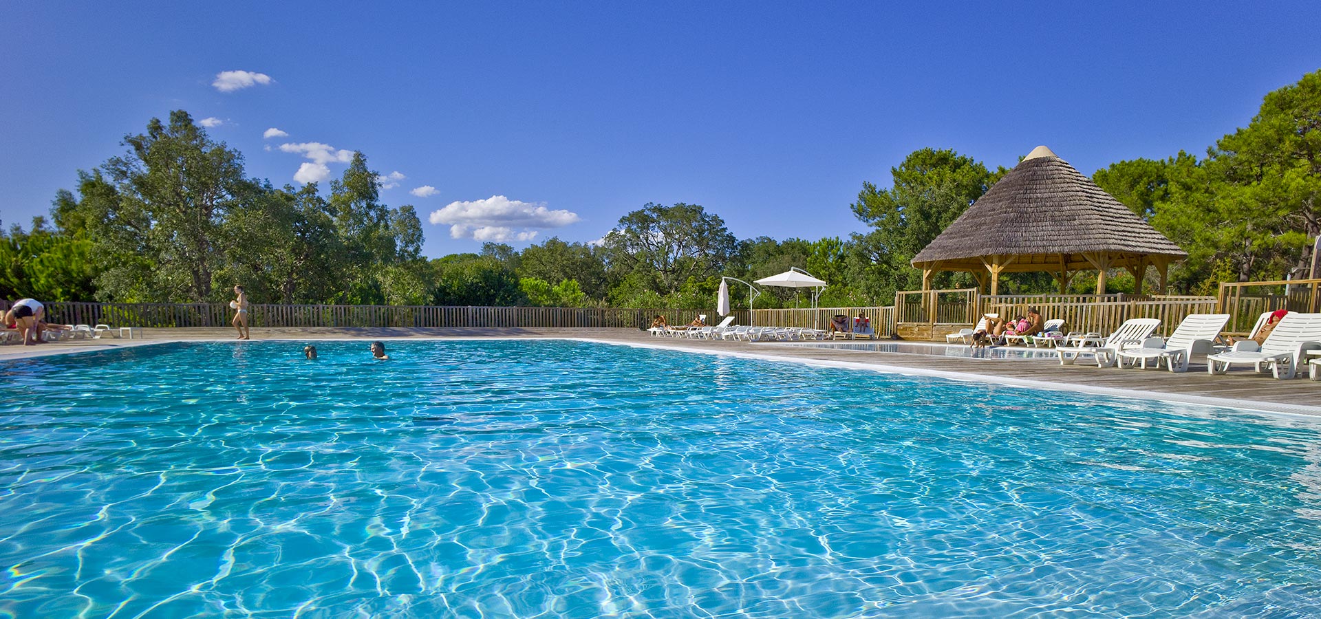 Camping san damiano piscine solarium farniente transat baigneur