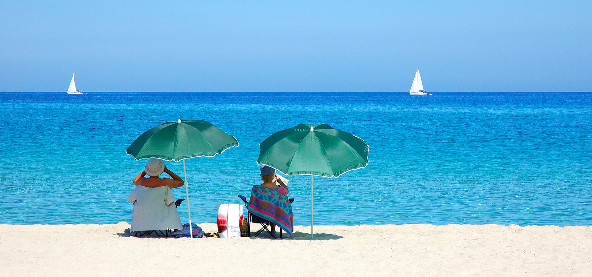 Camping san damiano plage mer mediterranee couple parasol bateau voilier