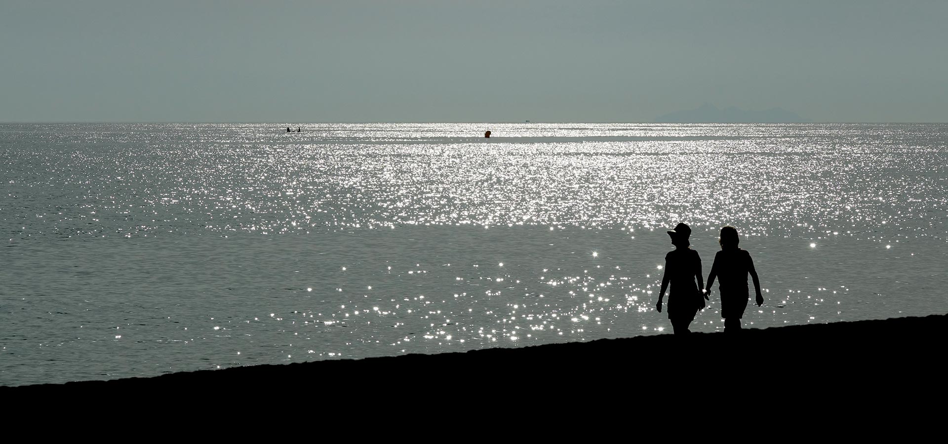 Camping san damiano plage mer mediterranee couple soleil contre jour