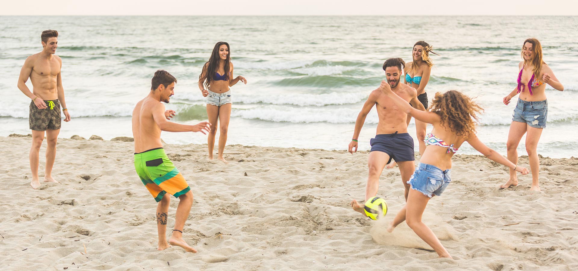 Camping san damiano plage mer mediterranee groupe jeune jeu ballon football