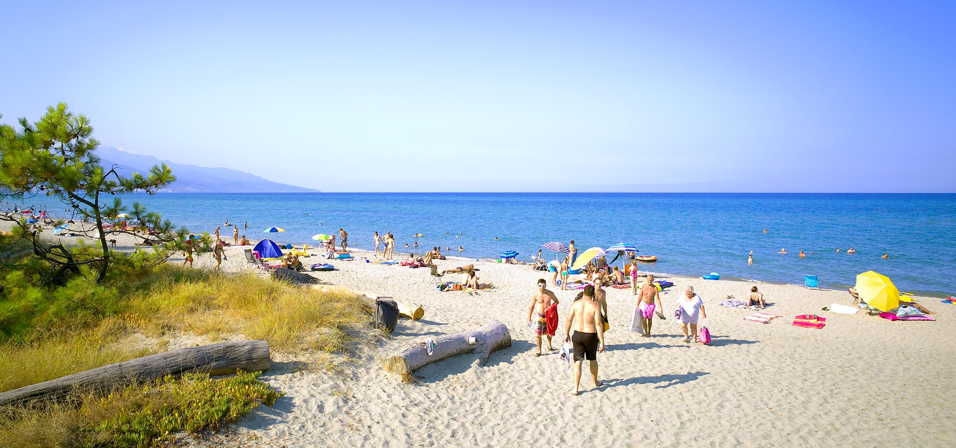 Camping san damiano plage mer mediterranee parasol