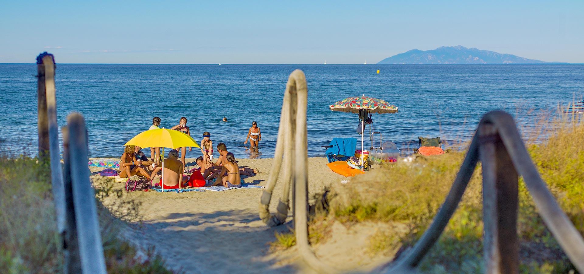 Camping san damiano plage mer mediterranee soiree famille baigneur acces plage