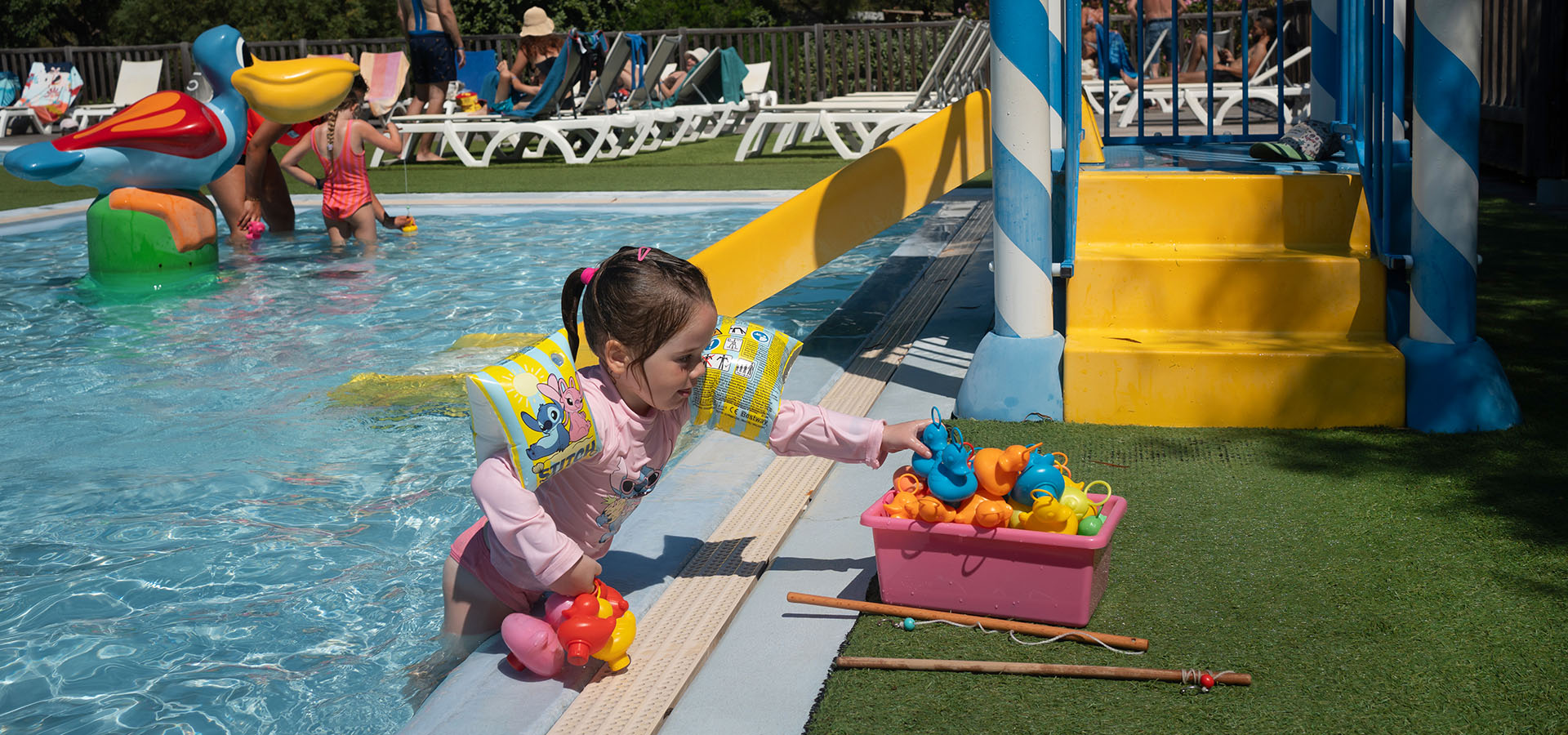 Camping san damiano animation piscine pataugeoire fille peche aux canards