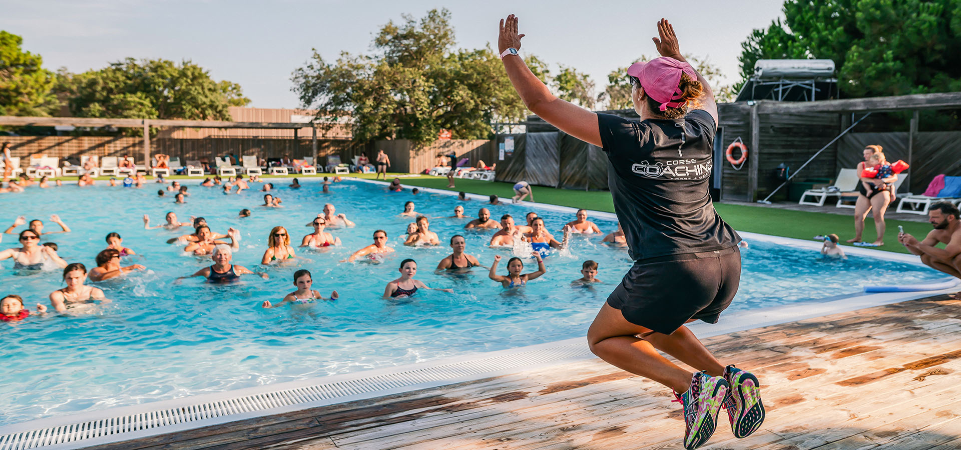 Camping san damiano animation sportive aquagym coach qui saute