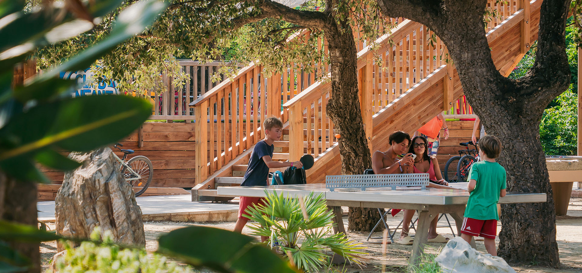Camping san damiano jeux tennis de table garcons qui jouent